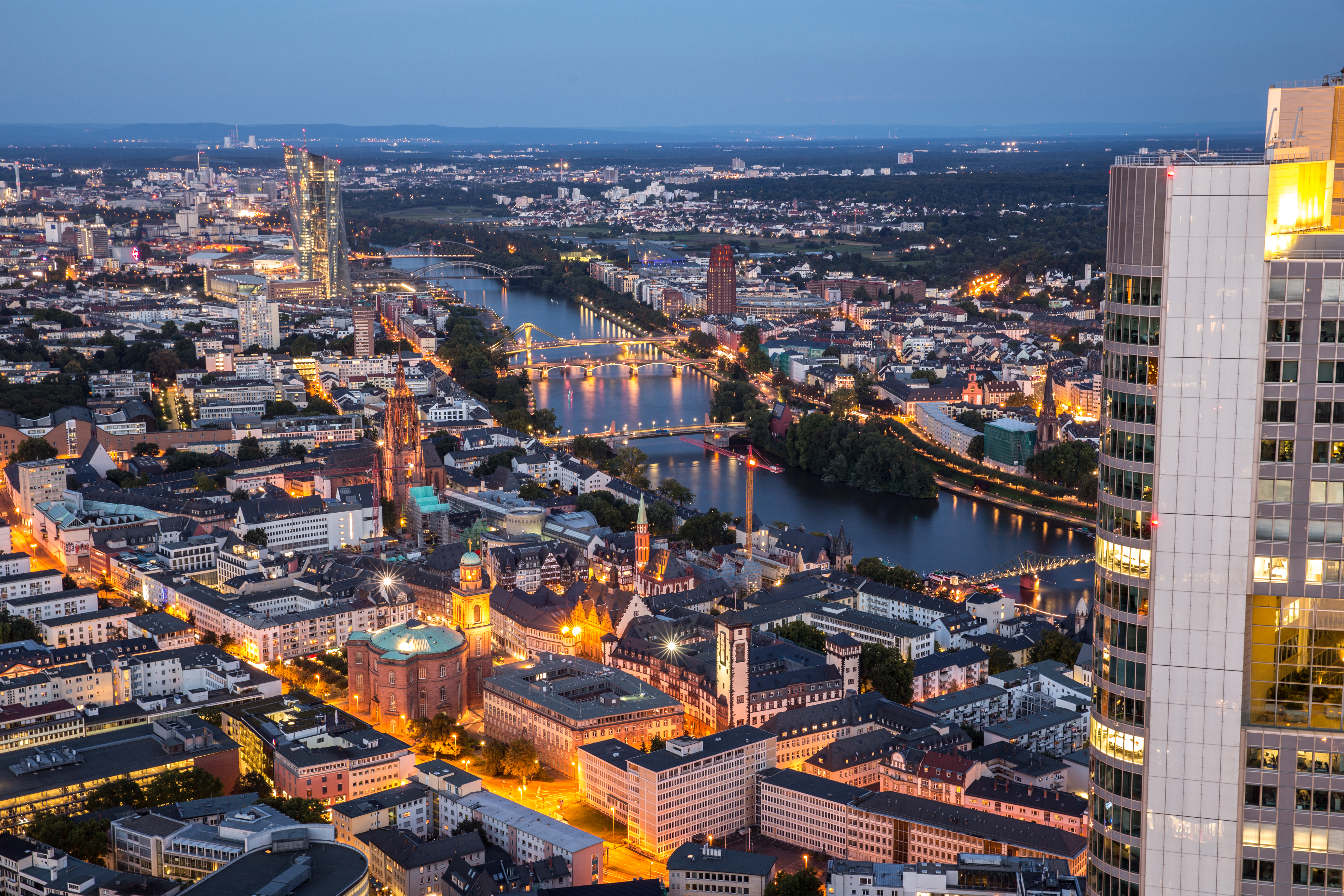 Maintower Frankfurt abends Dom EZB Commerzbank Main Römerberg